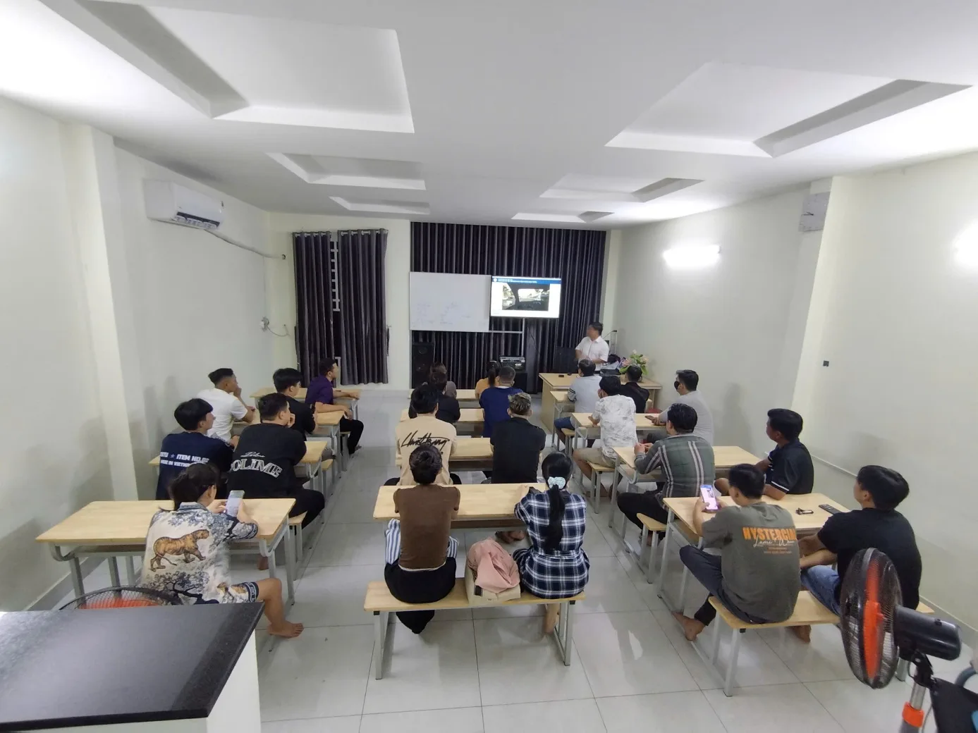 Giáo viên hướng dẫn lý thuyết trong lớp học