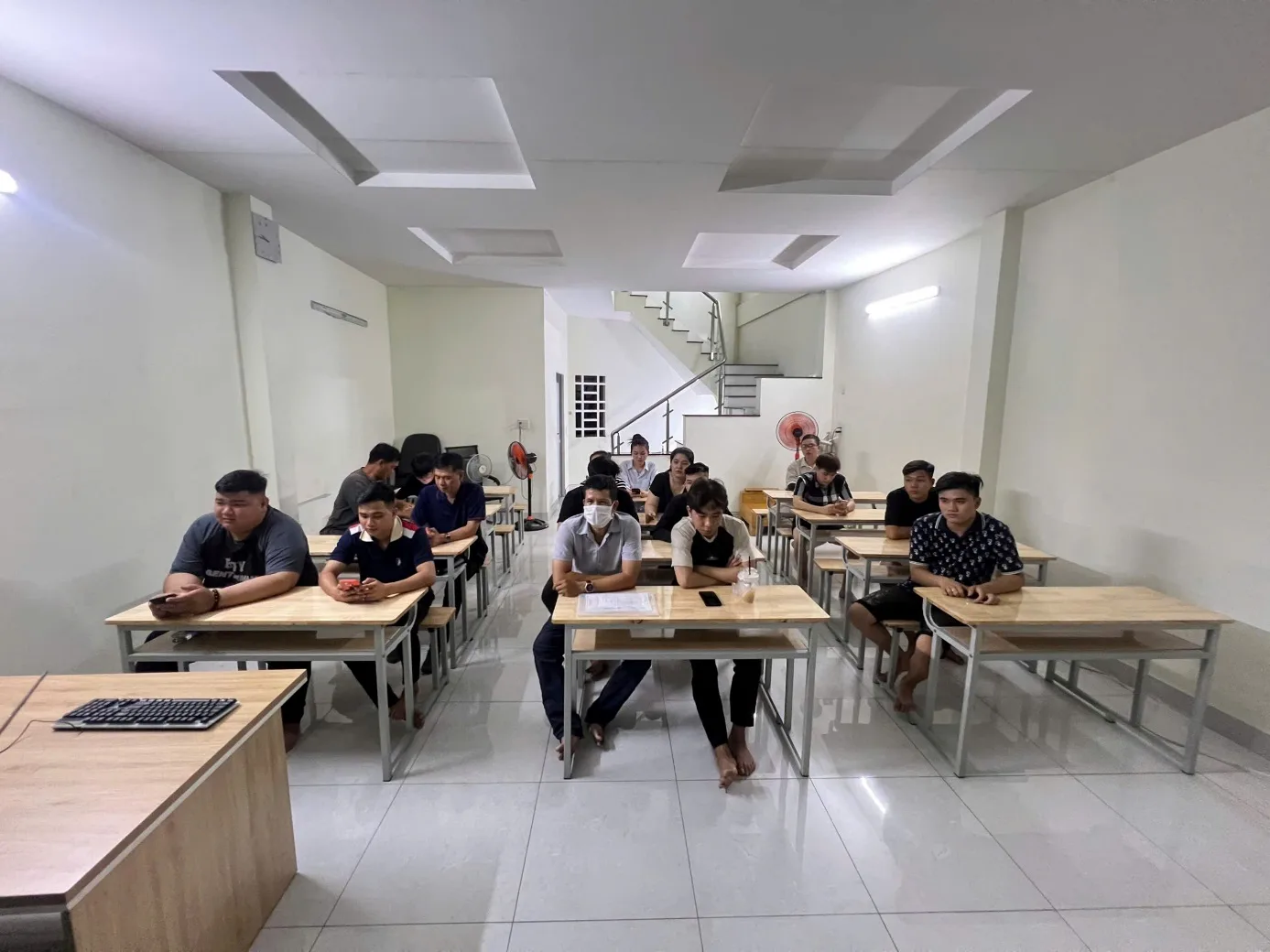 Lớp học lý thuyết trực diện tại Tiến Thắng